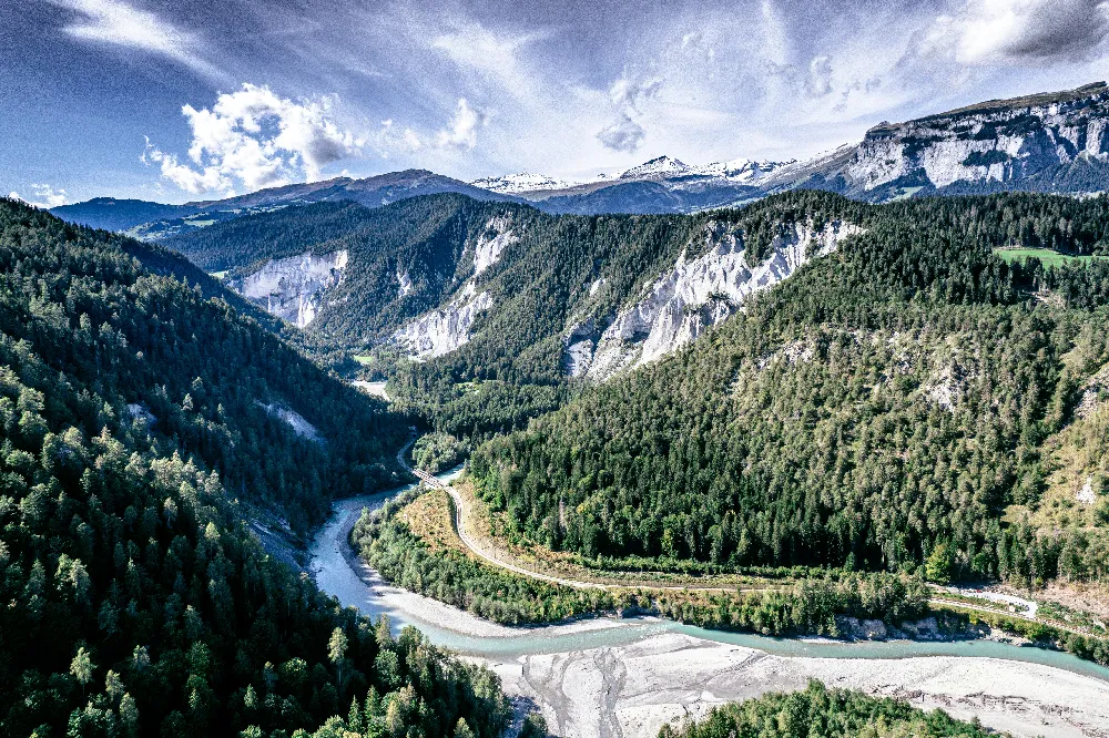 高清摄影 一条河穿过山间山谷流淌