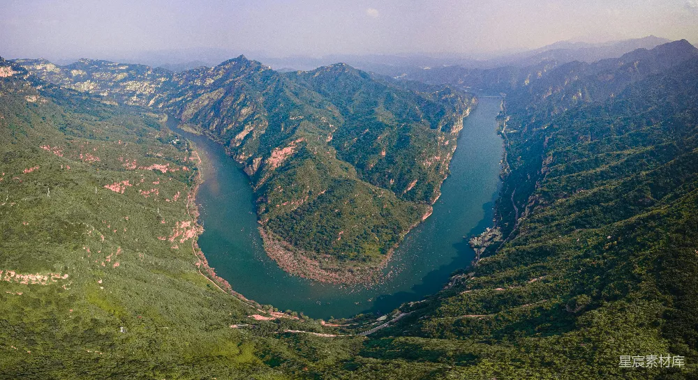 高清摄影 背景中一座大山的景象
