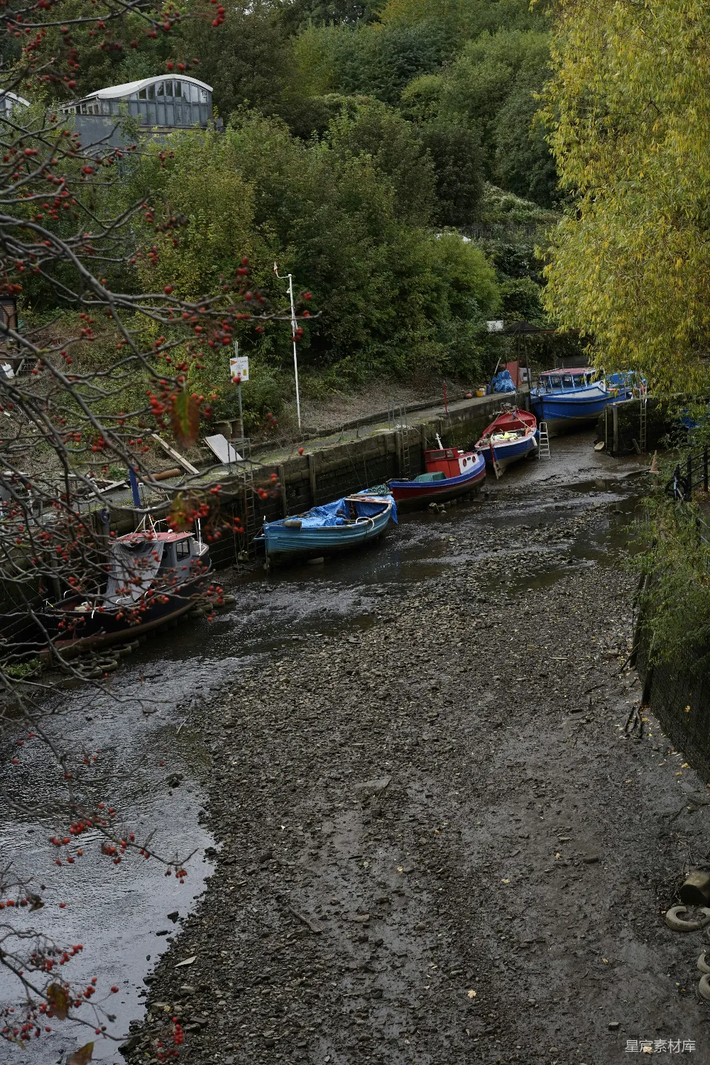 高清摄影 一排船漂浮在河面上