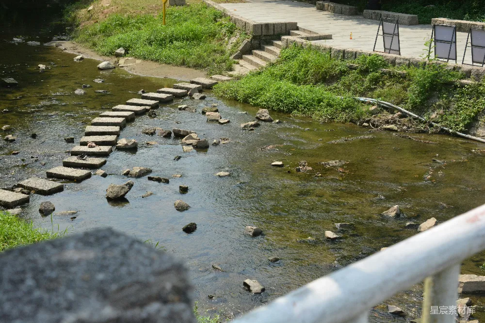高清摄影 有阶梯通往河边的河流
