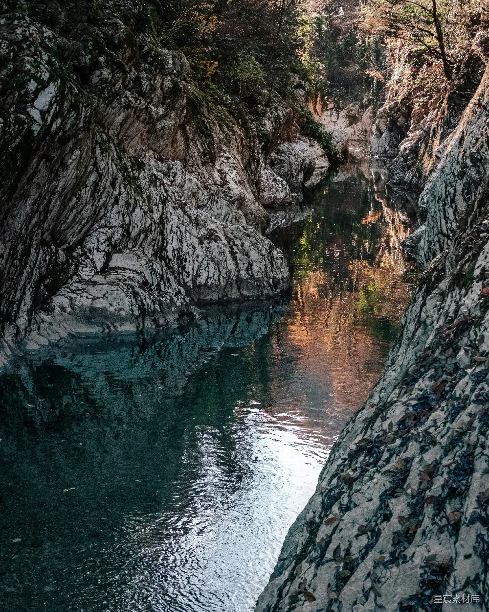 高清摄影 白天岩石群旁的灰色岩层