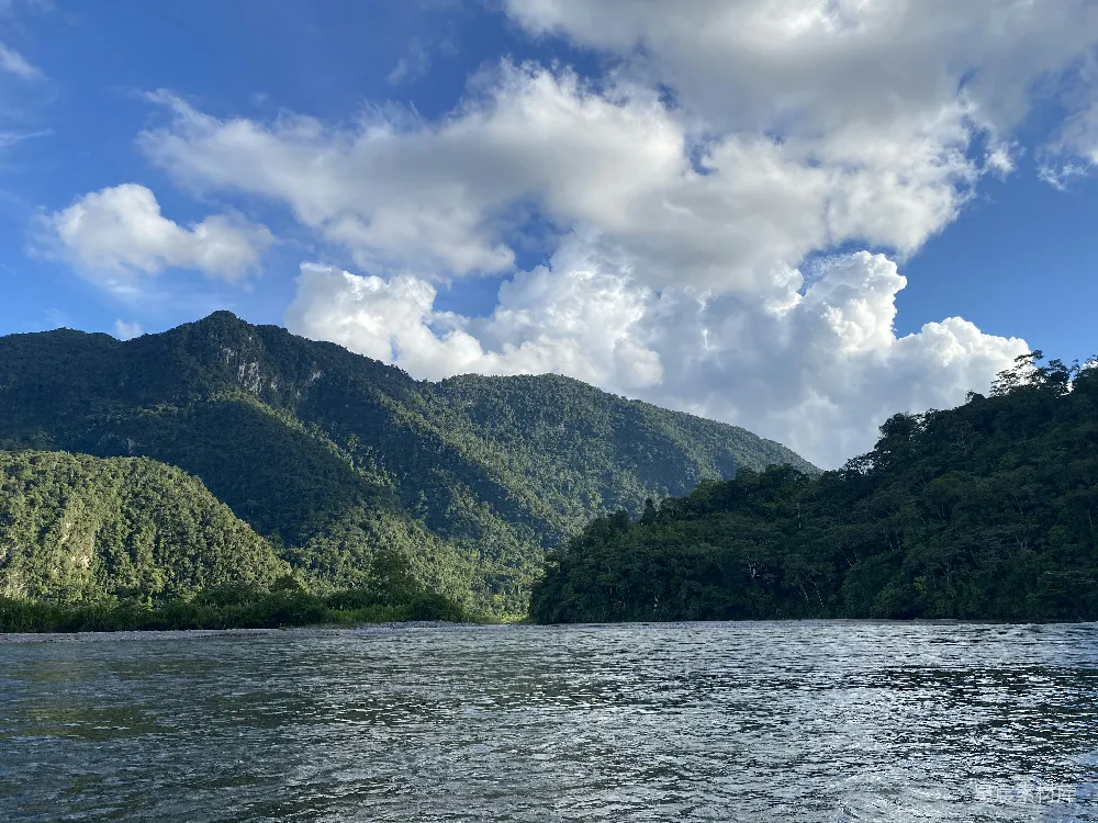 高清摄影 青山绿水间白雲蓝天之下的白天景色