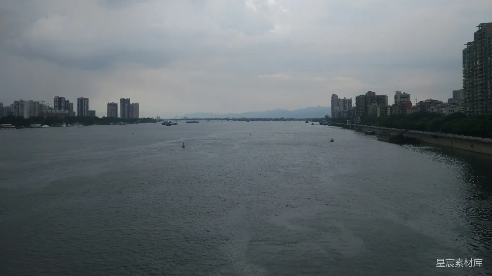 高清摄影  城市建筑物附近的日间水域