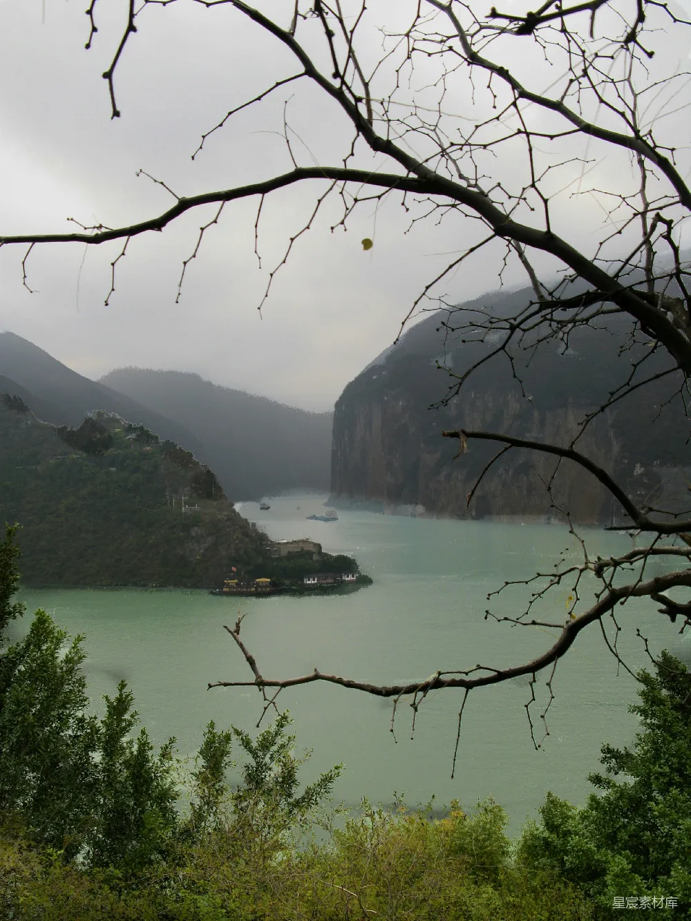 高清摄影 山环水绕的水域