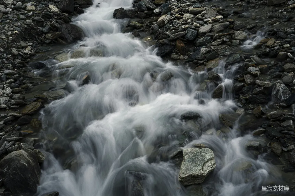 高清摄影  白天水滴落在岩石海岸上