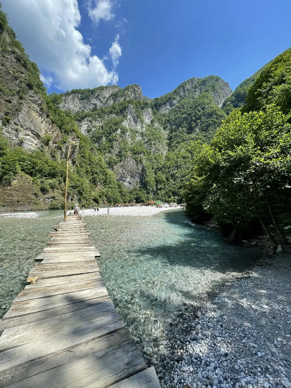 高清摄影 河上的一条木制走道