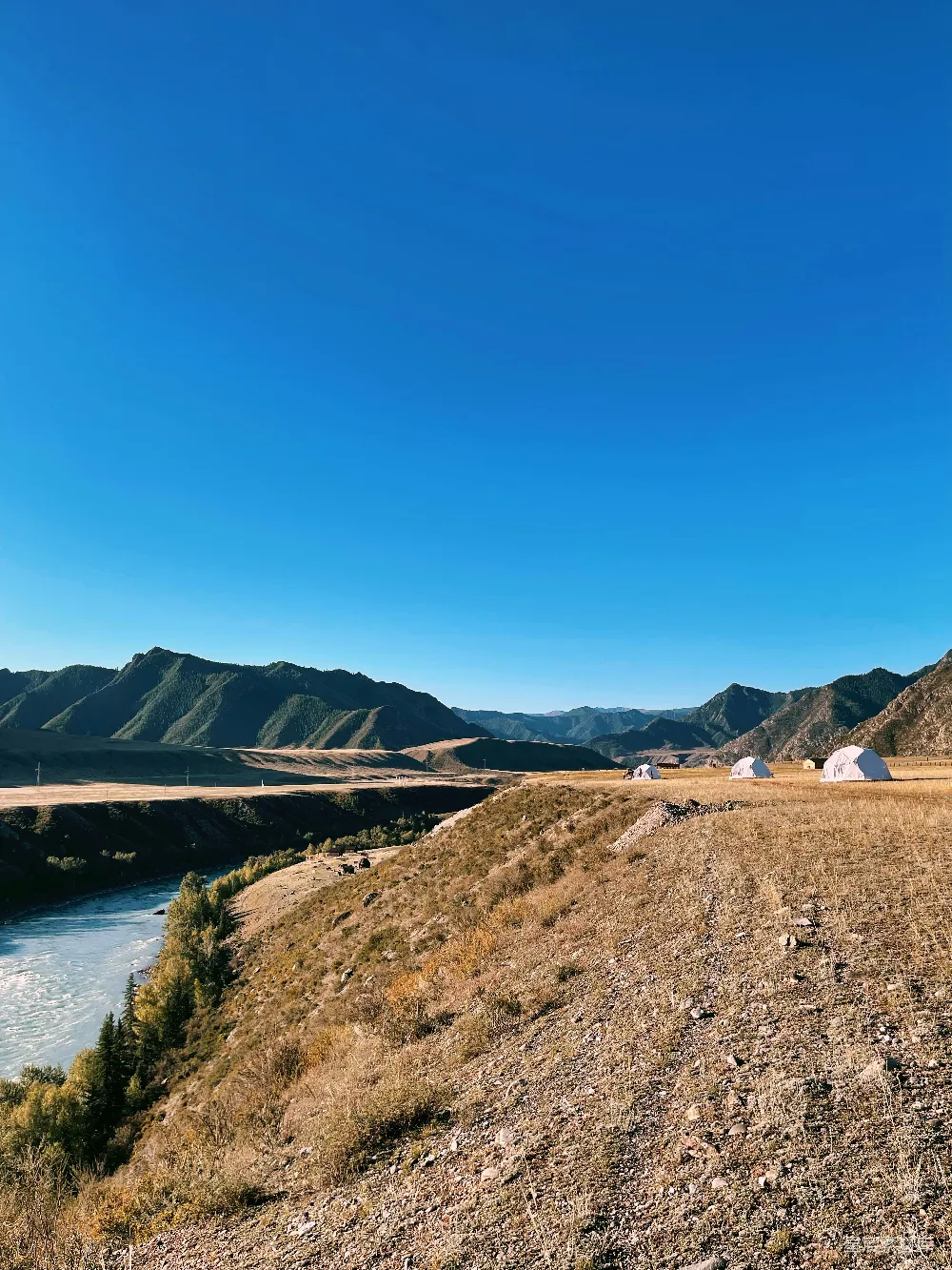 高清摄影  山坡上远眺的河与山
