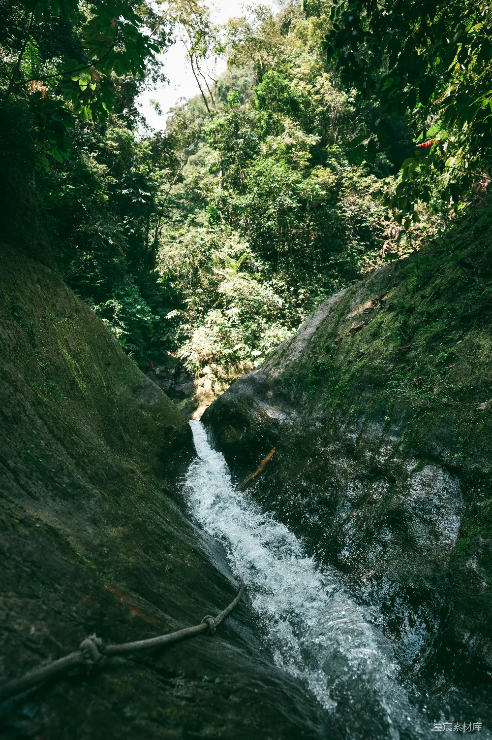 高清摄影  白天，在绿色草地覆盖的山之间的河流
