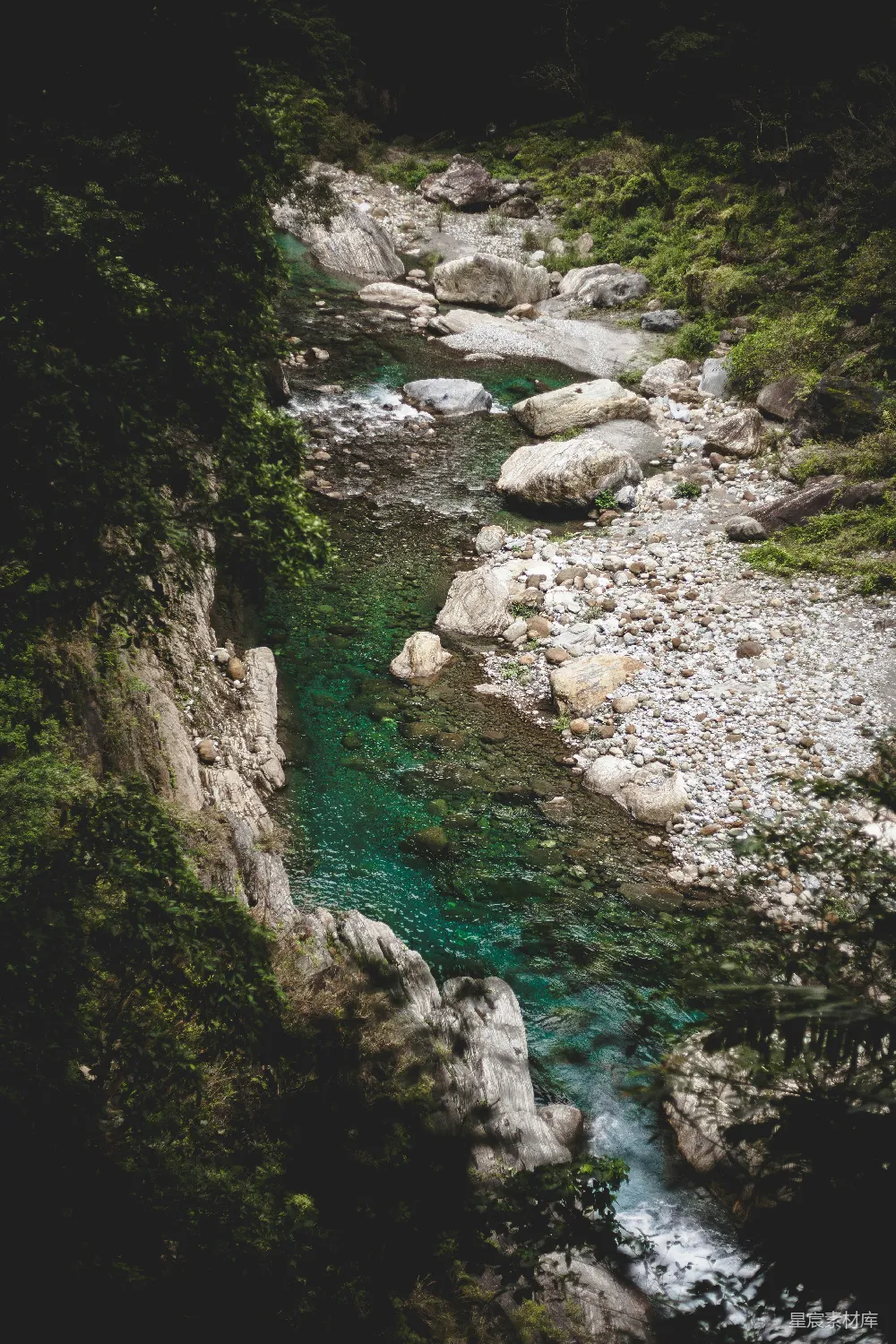高清摄影 树林之间的湖泊