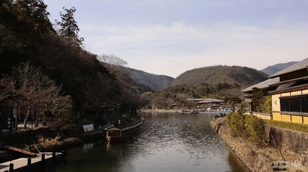 高清摄影 近旁有建筑的水域