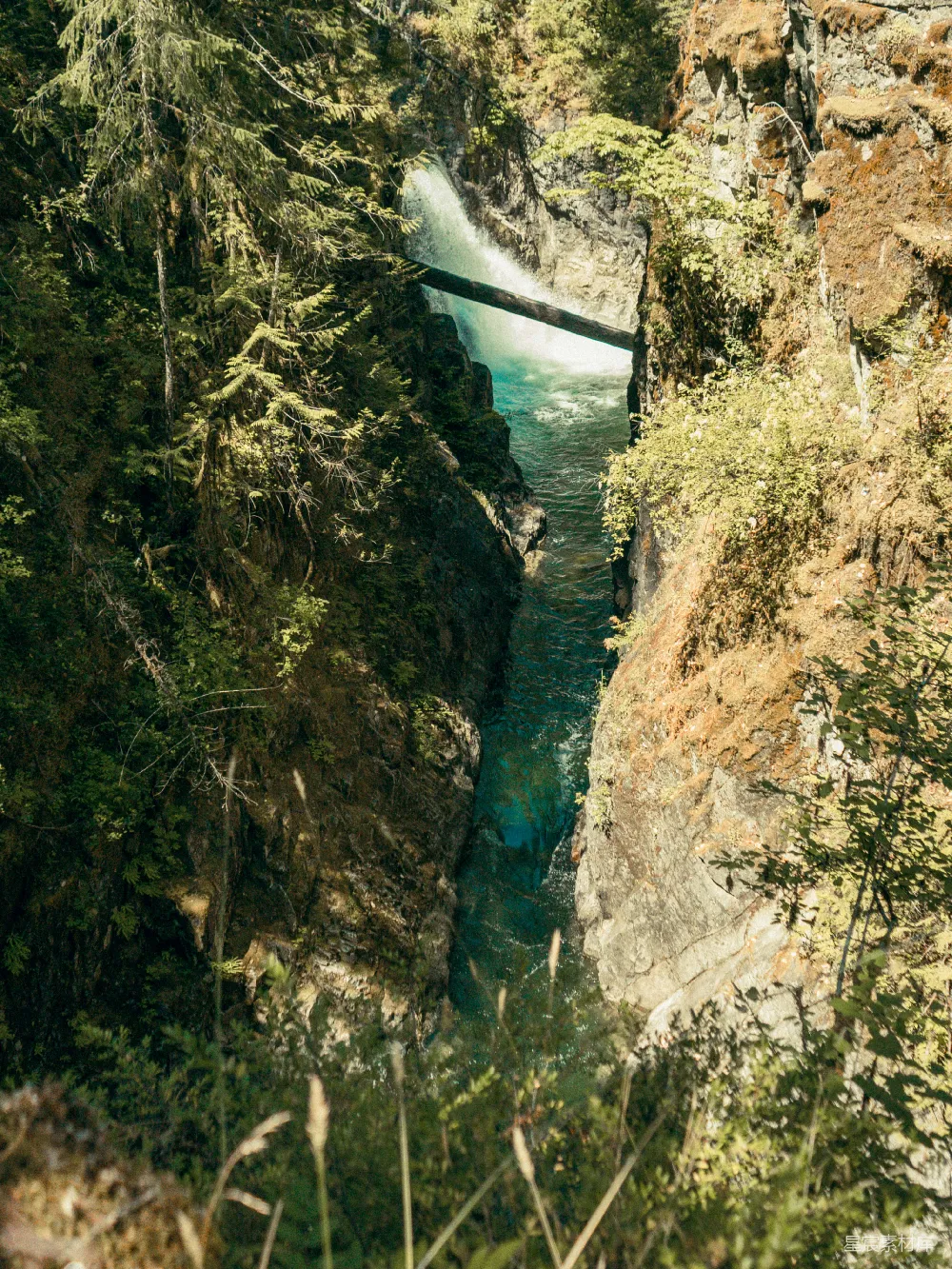 高清摄影 山间小河在白天的流淌