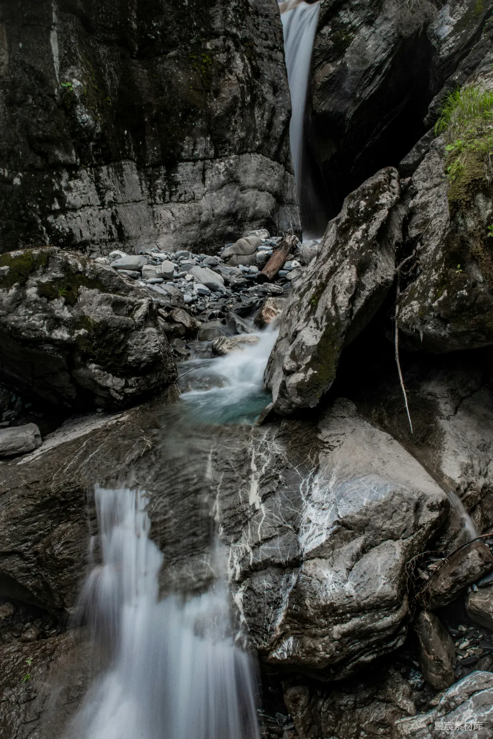 高清摄影 水在岩石河中流淌