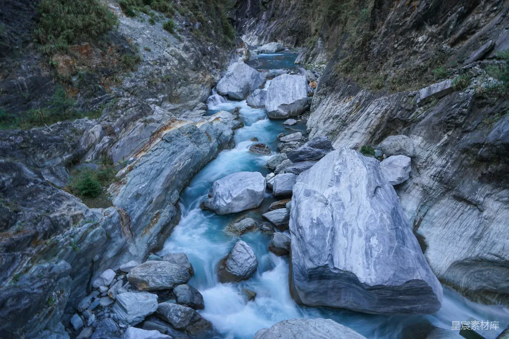 高清摄影 一条河流在峡谷中夹杂着两块大岩石流淌而过