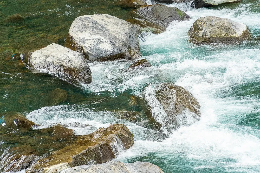 高清摄影 河中的水流在岩石上汹涌而过