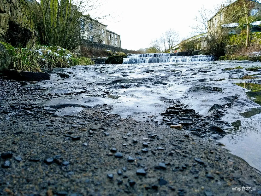 高清摄影 森林中流淌的溪流
