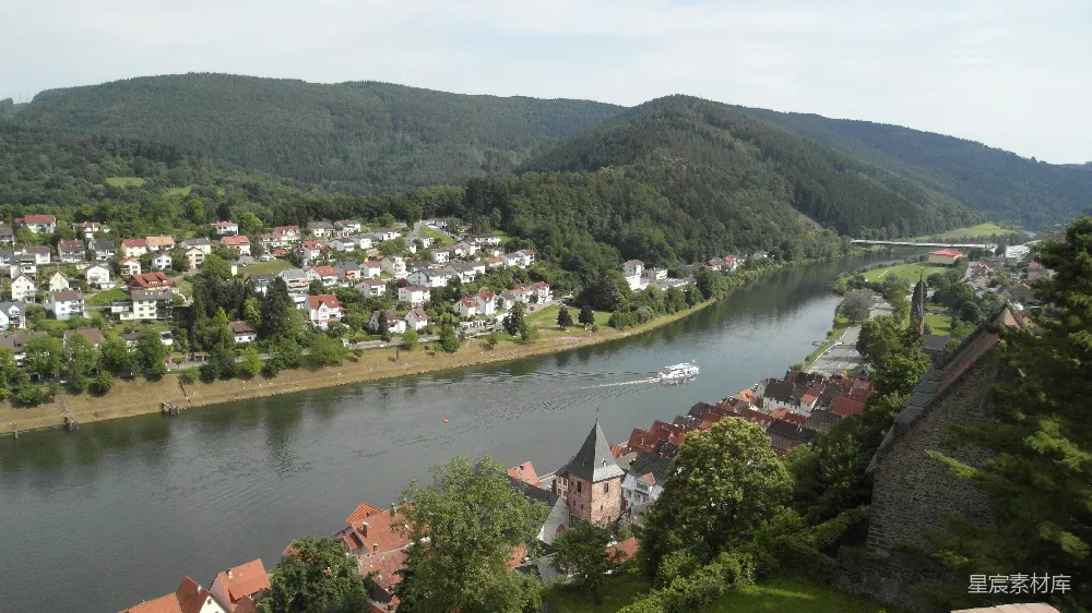 高清摄影 Houses and rivers nestled between verdant hills.
