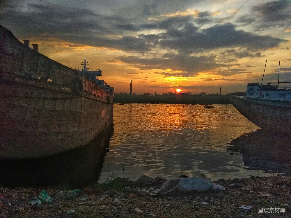 高清摄影 海滩的风景照片，背景中有停泊的船只
