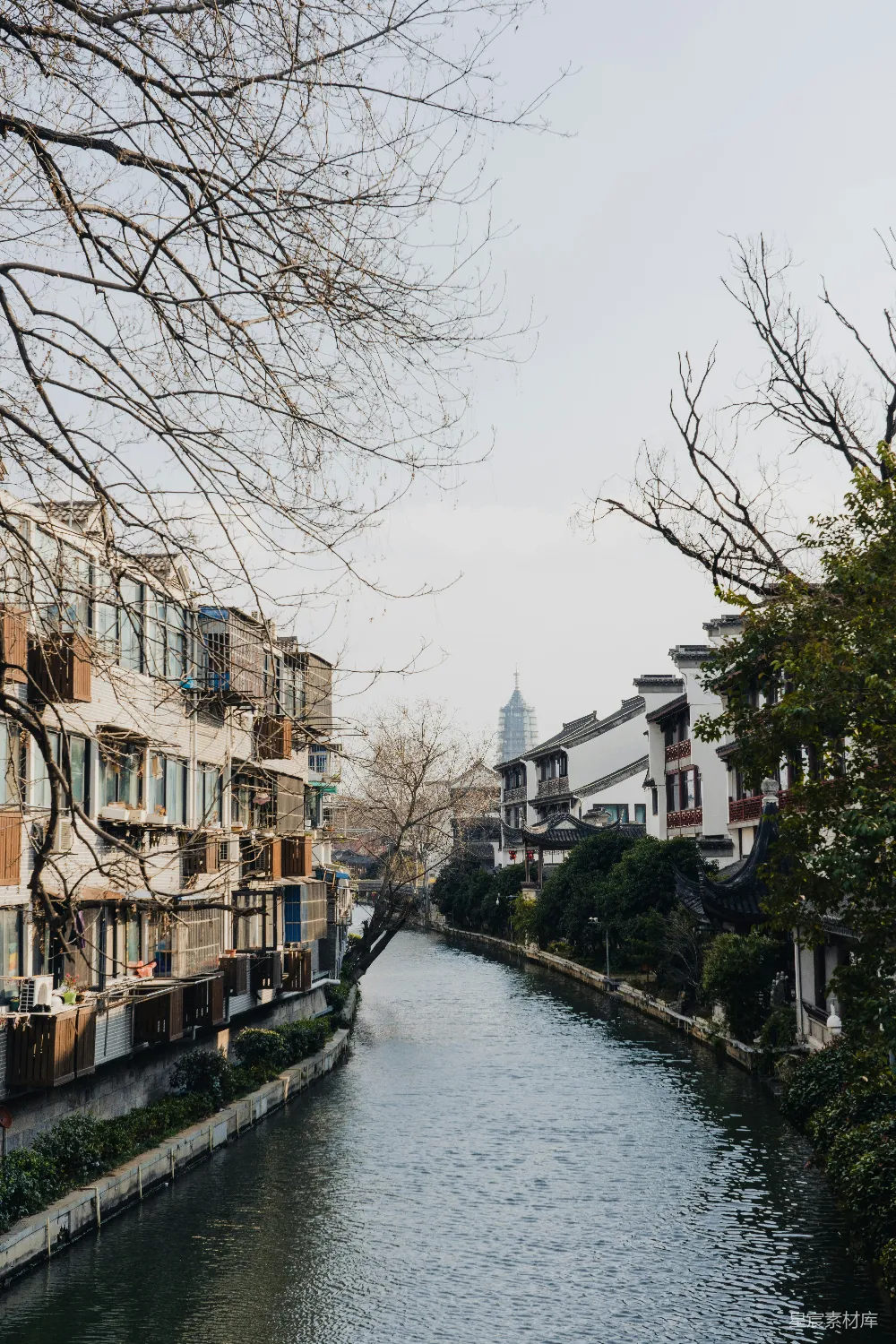 高清摄影 一条河流流经一座城市旁边有许多高楼大厦