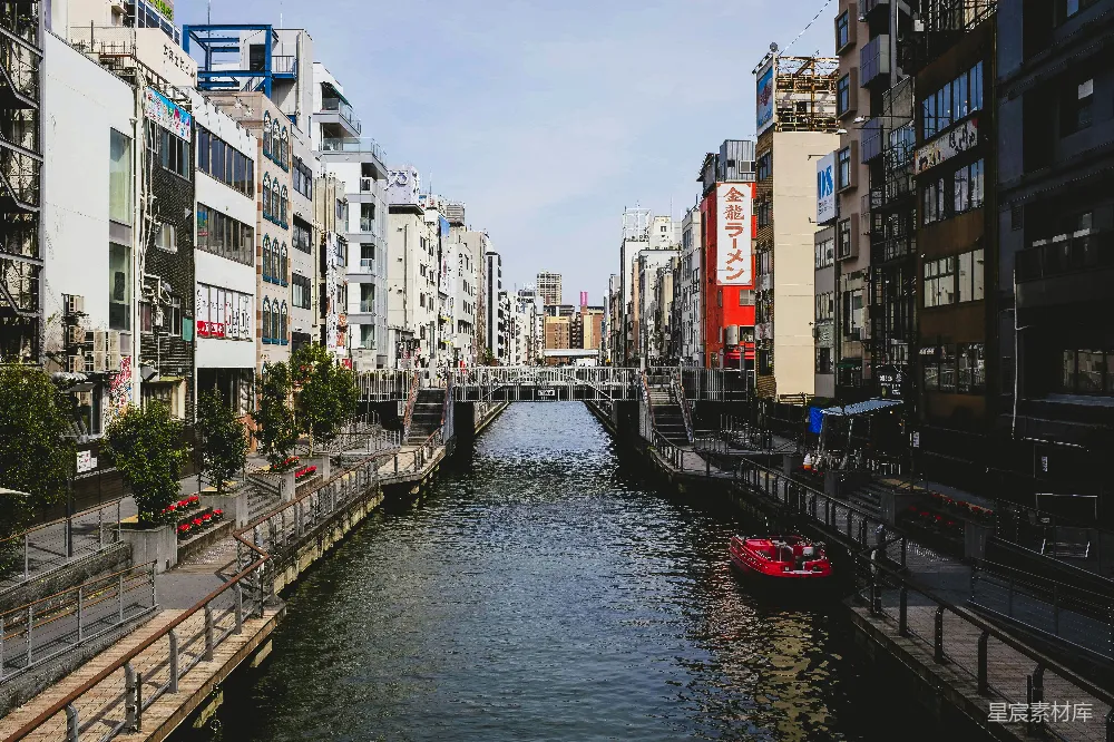 高清摄影 白天河贯穿混凝土建筑之间