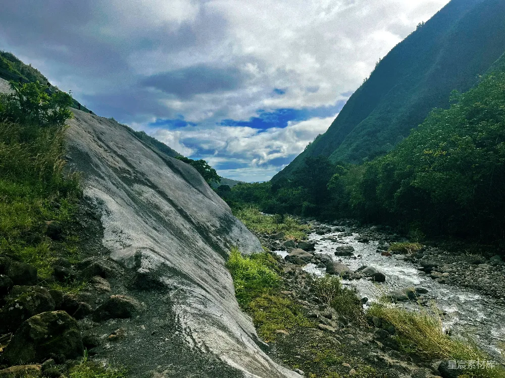 高清摄影 一条河流穿过一片绿意盎然的山谷