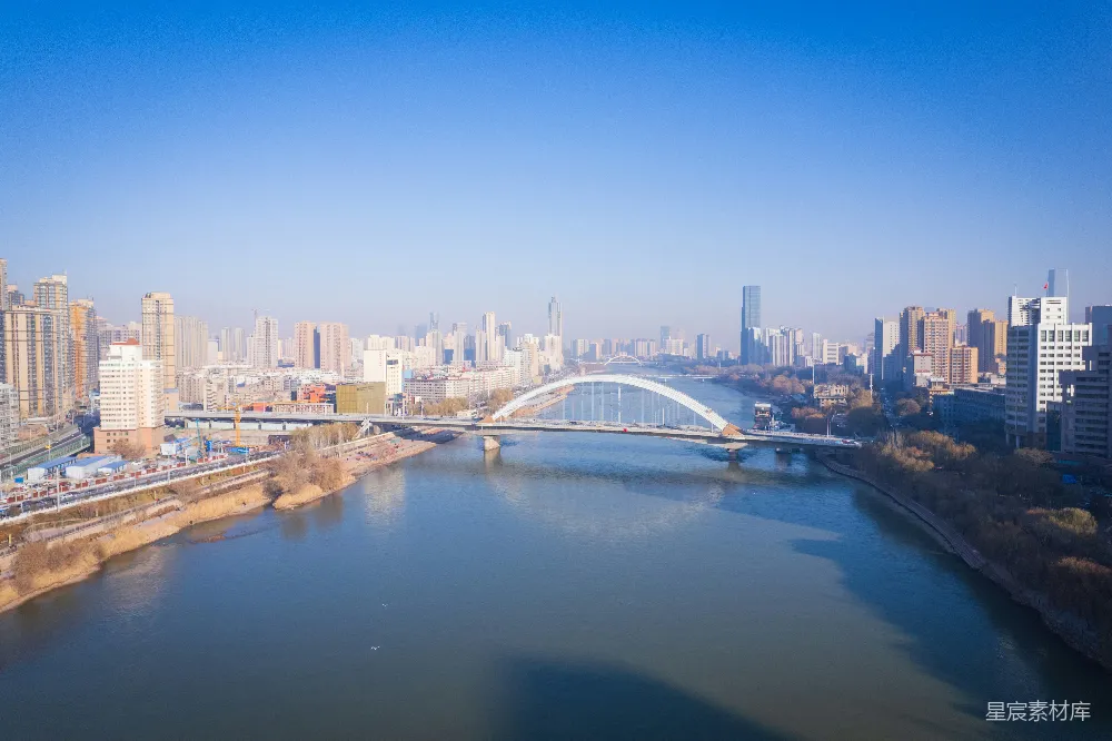高清摄影 一条河流穿过一座城市旁边有许多高楼大厦