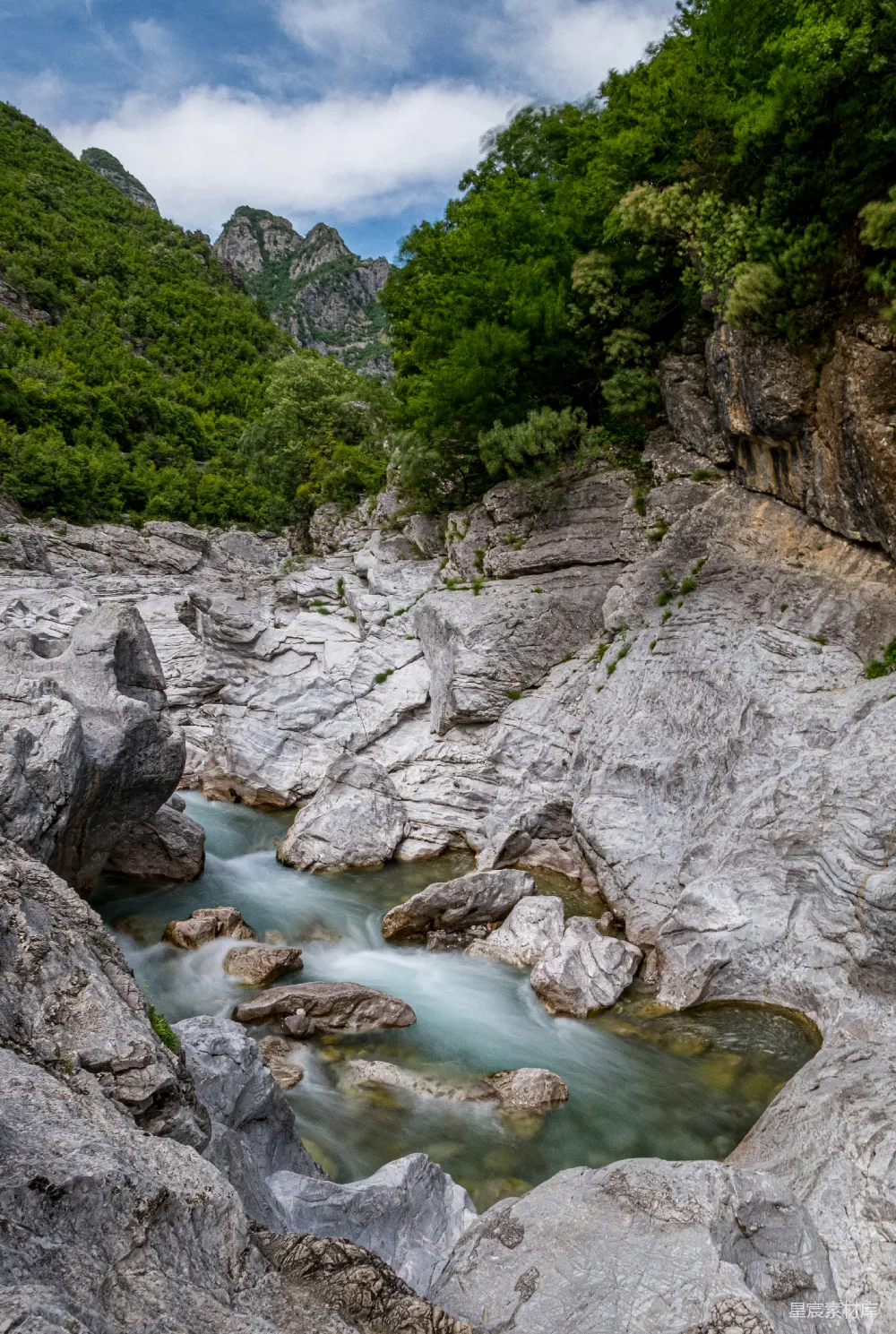 高清摄影 一条河流流经岩石地带