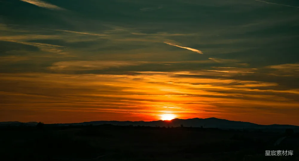 高清摄影  夕阳下的山影