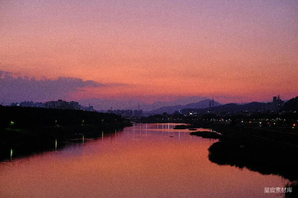 高清摄影 背景中有城市的水域