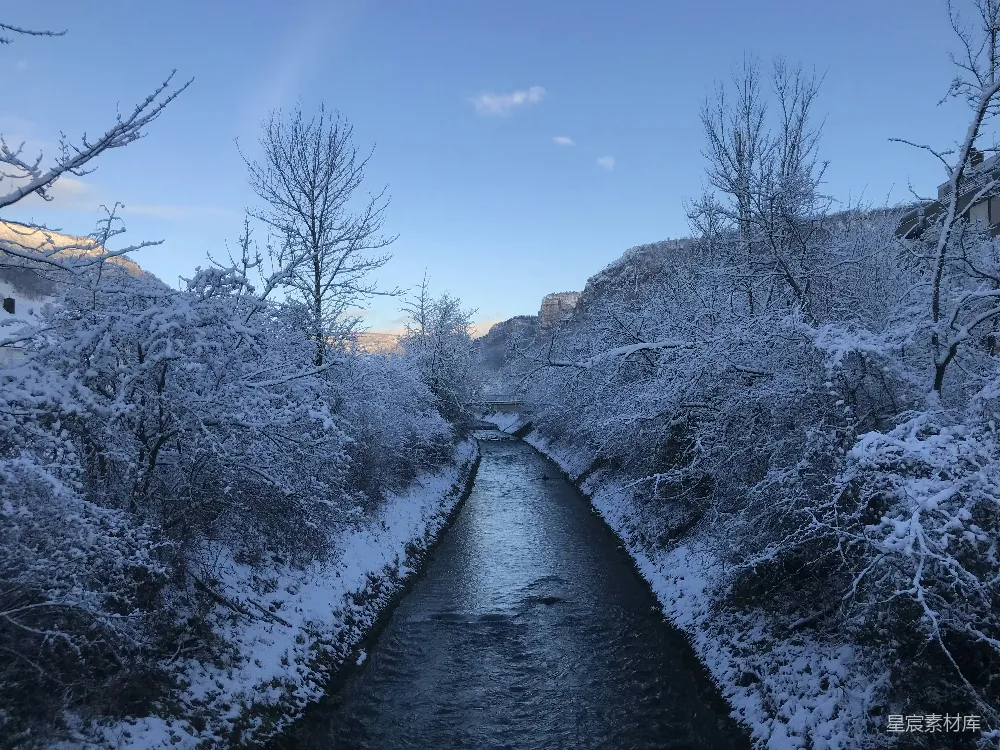 高清摄影 河边覆雪的河流