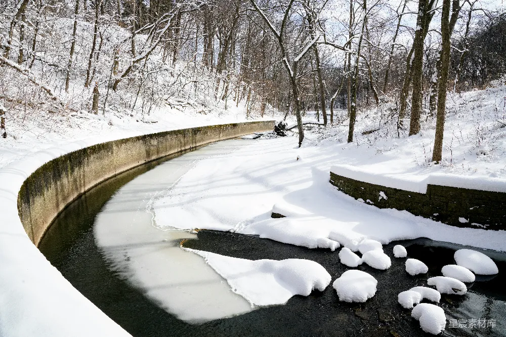 高清摄影 白天积雪覆盖的道路