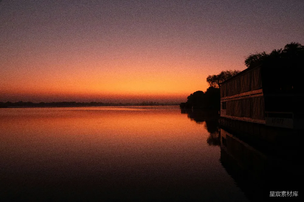 高清摄影 背景中有一道夕阳的水面