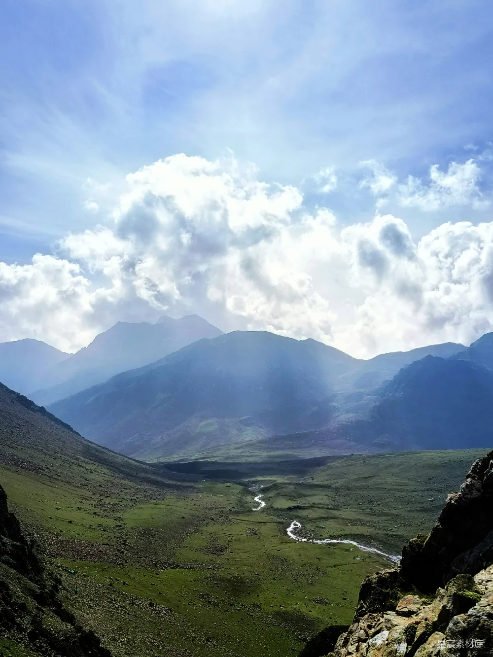 高清摄影 背景中有山的山谷景色