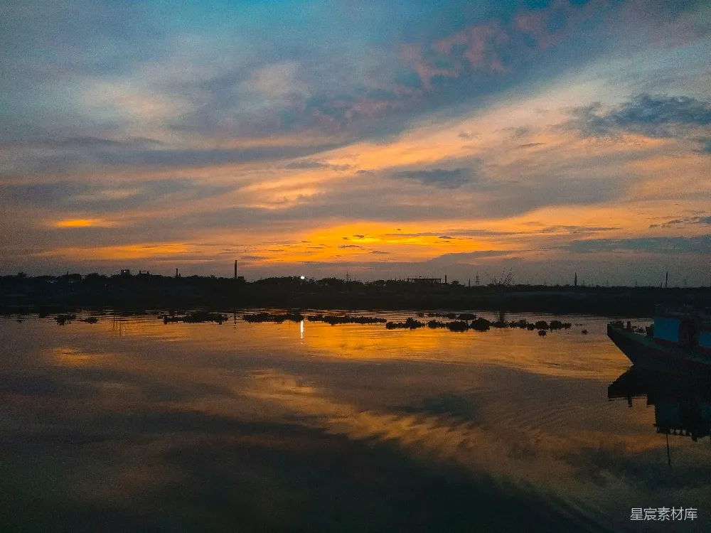 高清摄影 夕阳下的平静水域