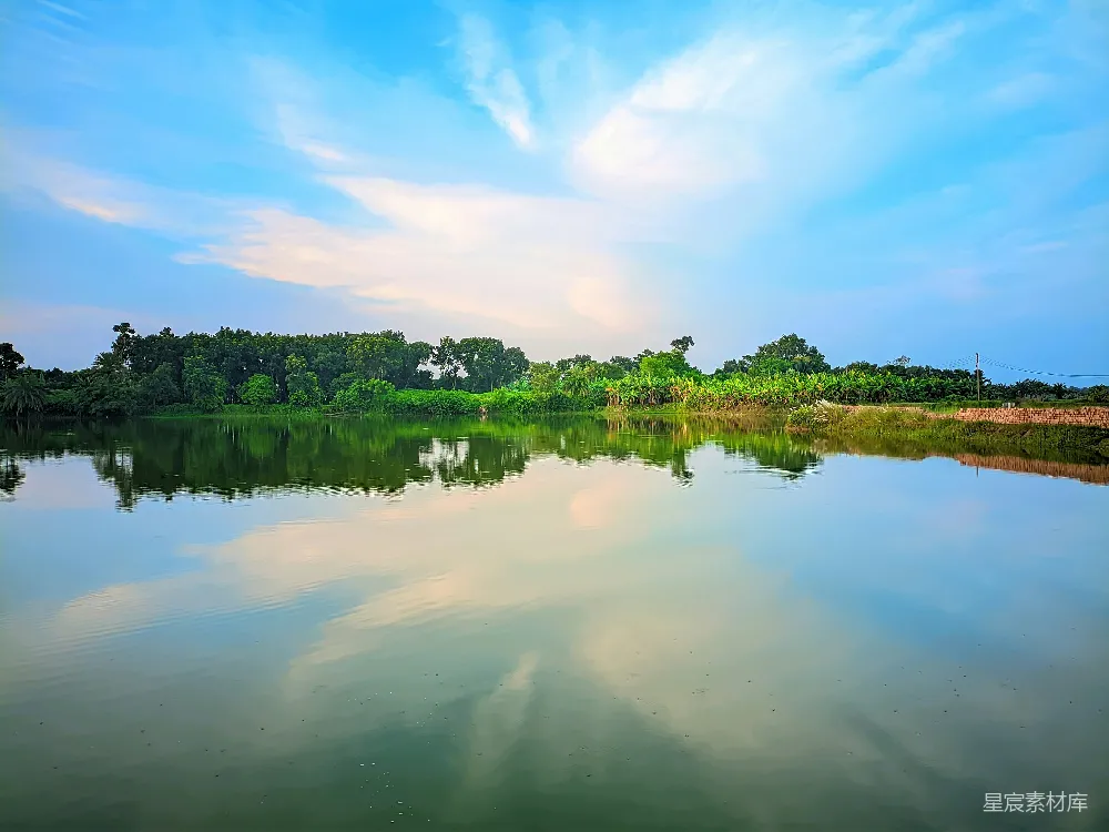 高清摄影 水边有树木和蓝天的背景