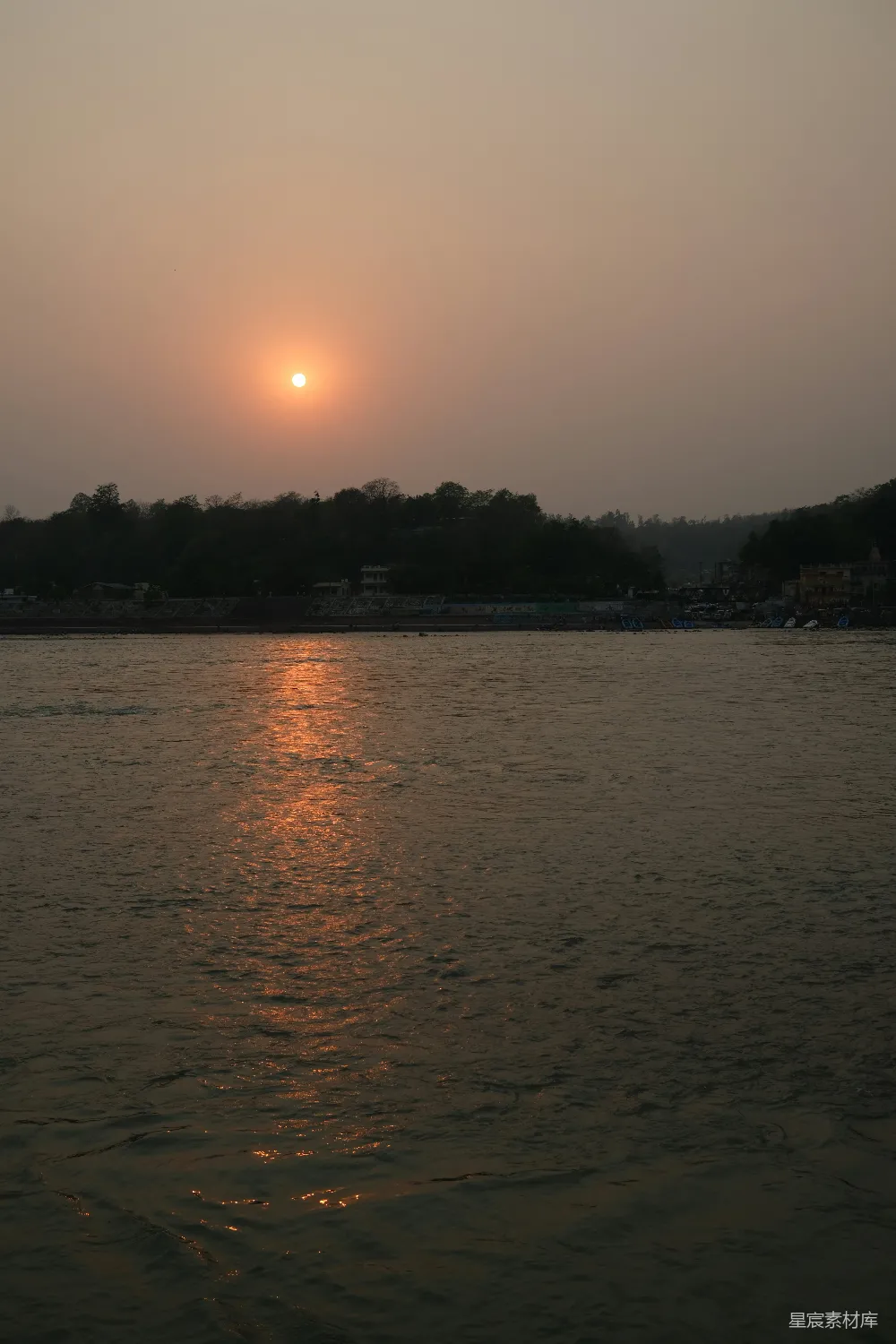 高清摄影 夕阳落下在一片水域之上