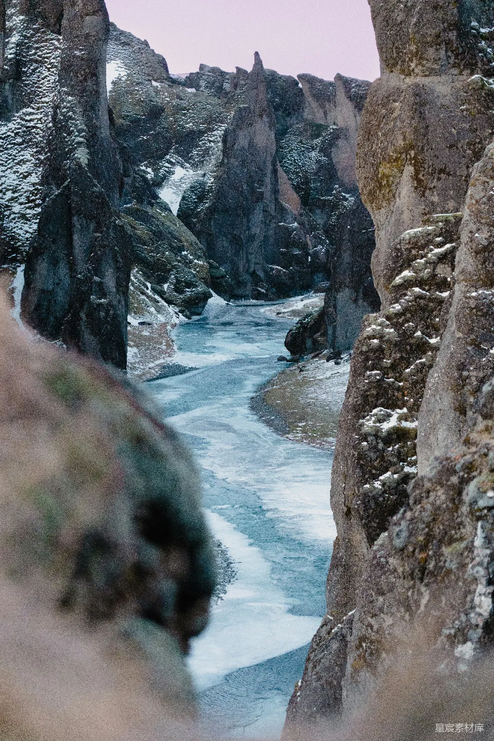 高清摄影 一条河在大岩石之间流淌