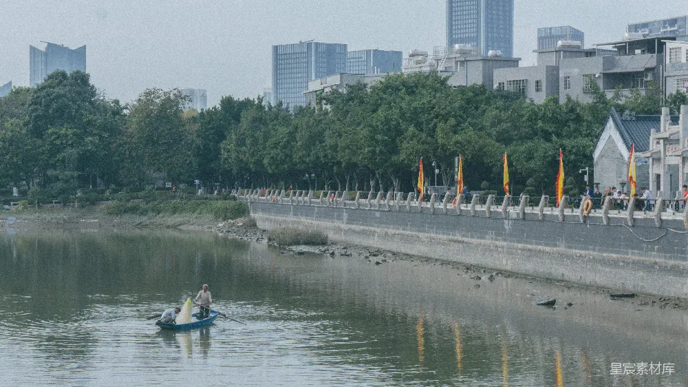 高清摄影 白天人们在蓝 kayaks 上在河上骑行