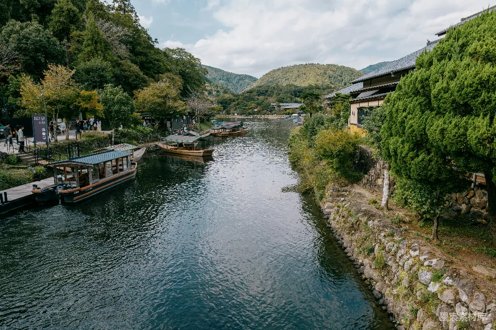 高清摄影 日本山村河边的船只