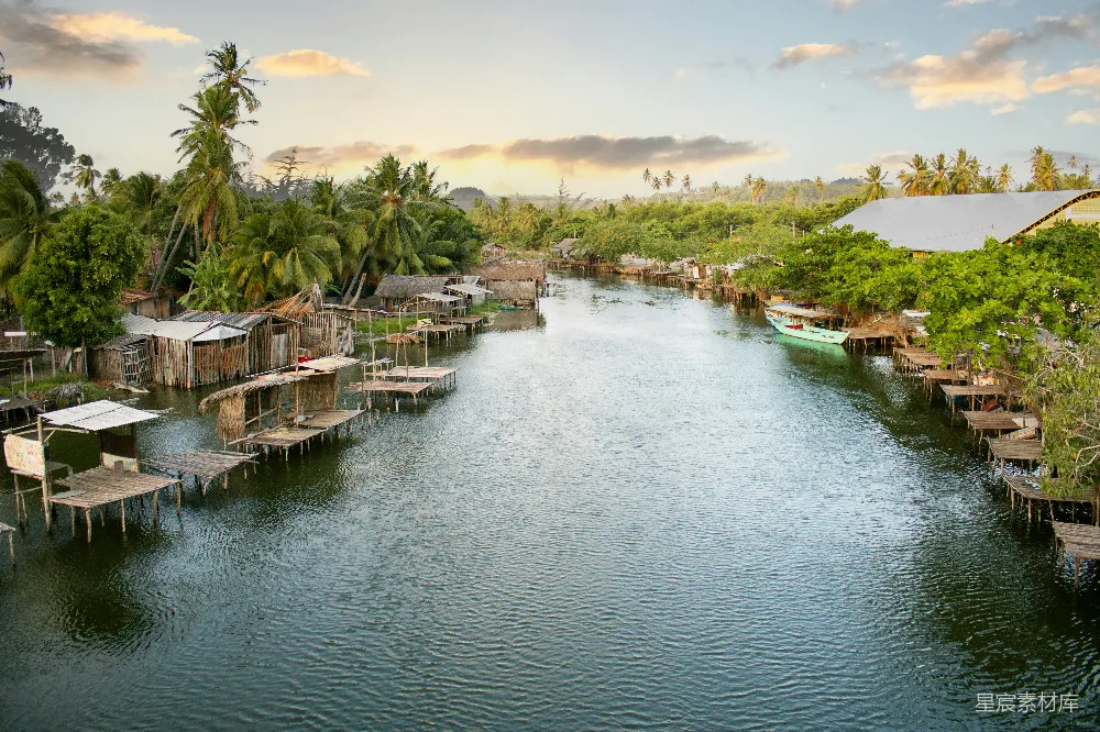 高清摄影 水边有船只和建筑的一片水域