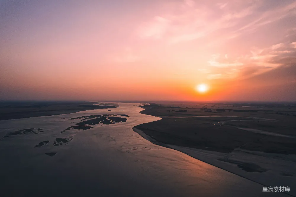 高清摄影 夕阳下的沙滩上沙粒稀疏