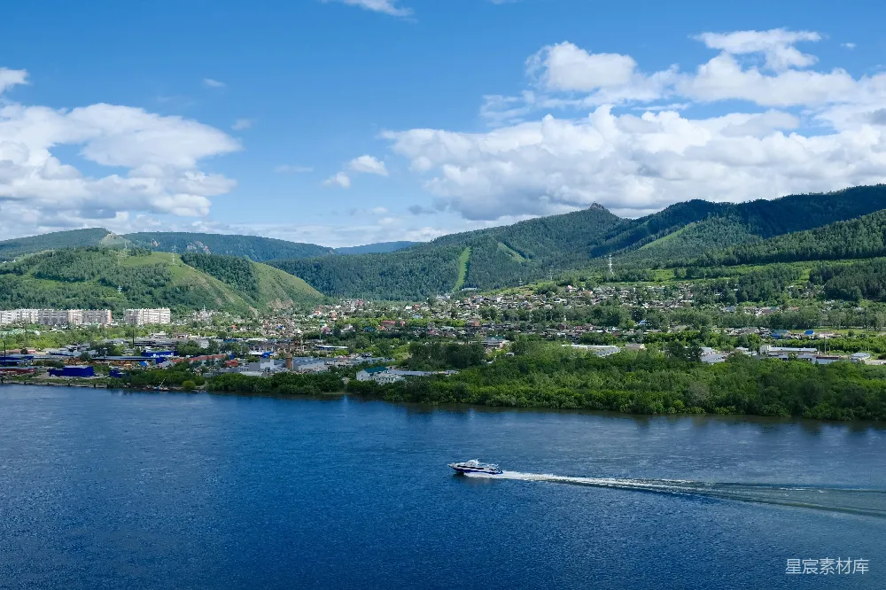 高清摄影 山间绿树伴水畔，白天时