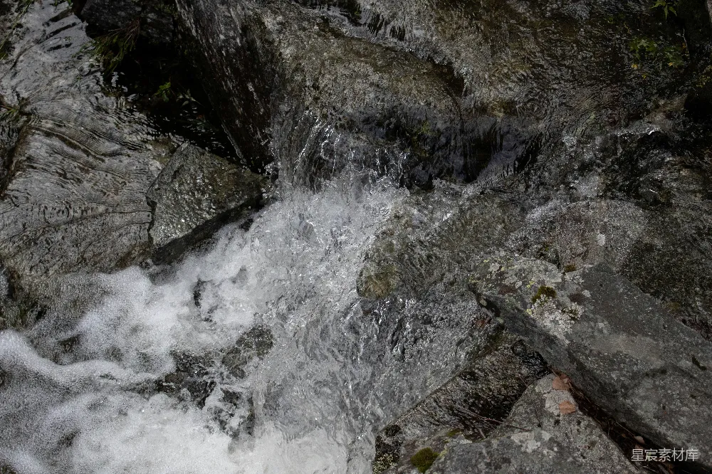 高清摄影  白天水落在岩石海岸上