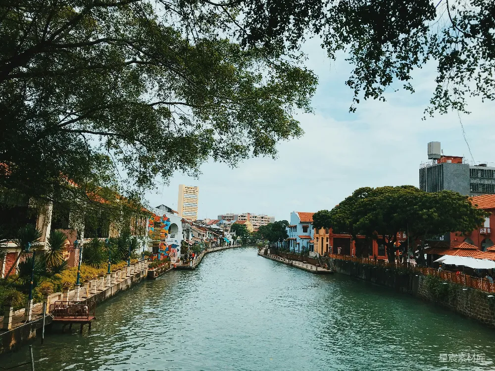 高清摄影  房屋与建筑物之间的河流