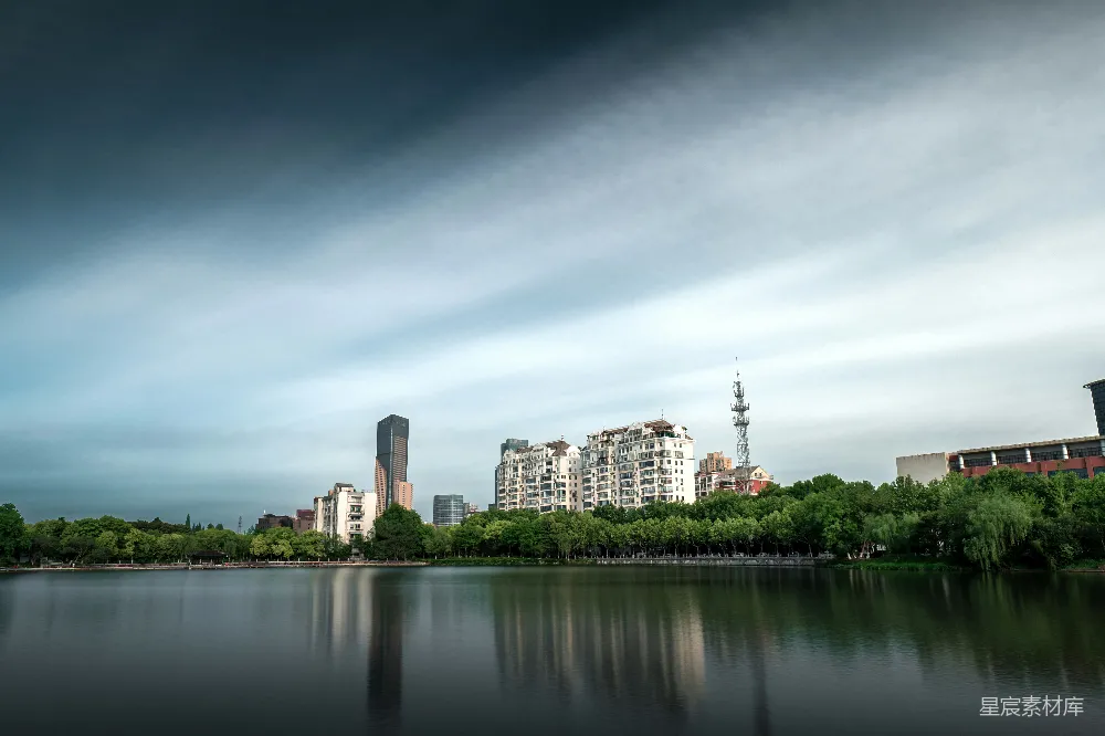 高清摄影 围绕着建筑物和树木的一片水域