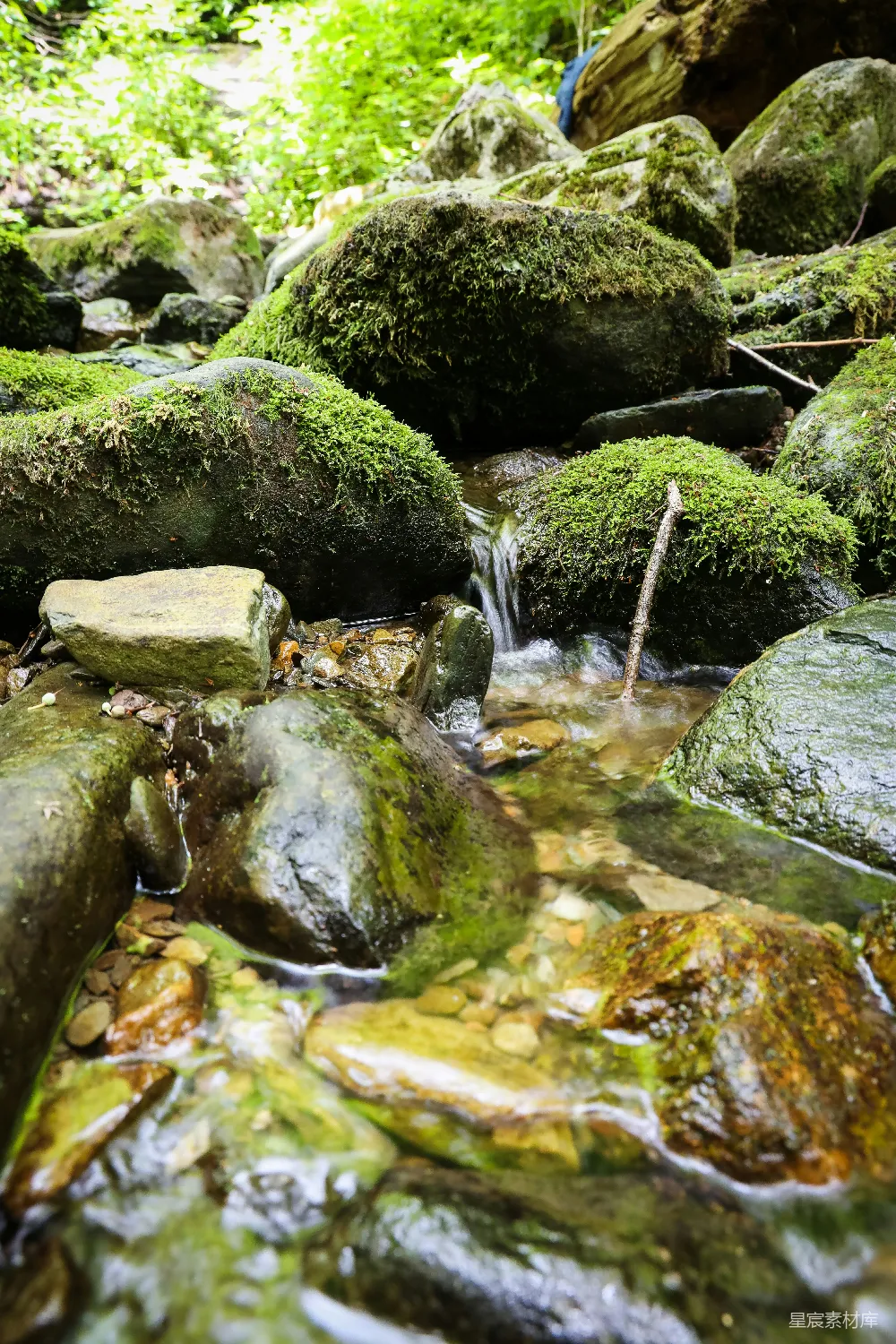 高清摄影 一股水流在岩石上流淌