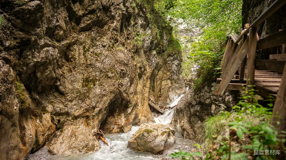 高清摄影 山间白天的河流