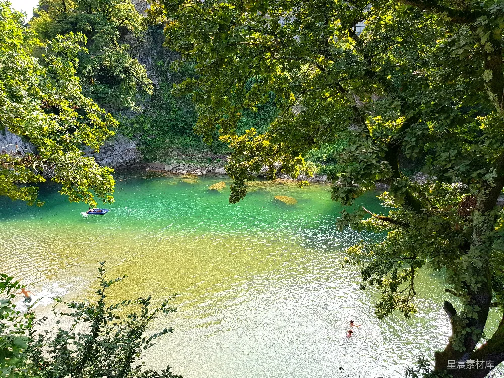 高清摄影  湖上的小船
