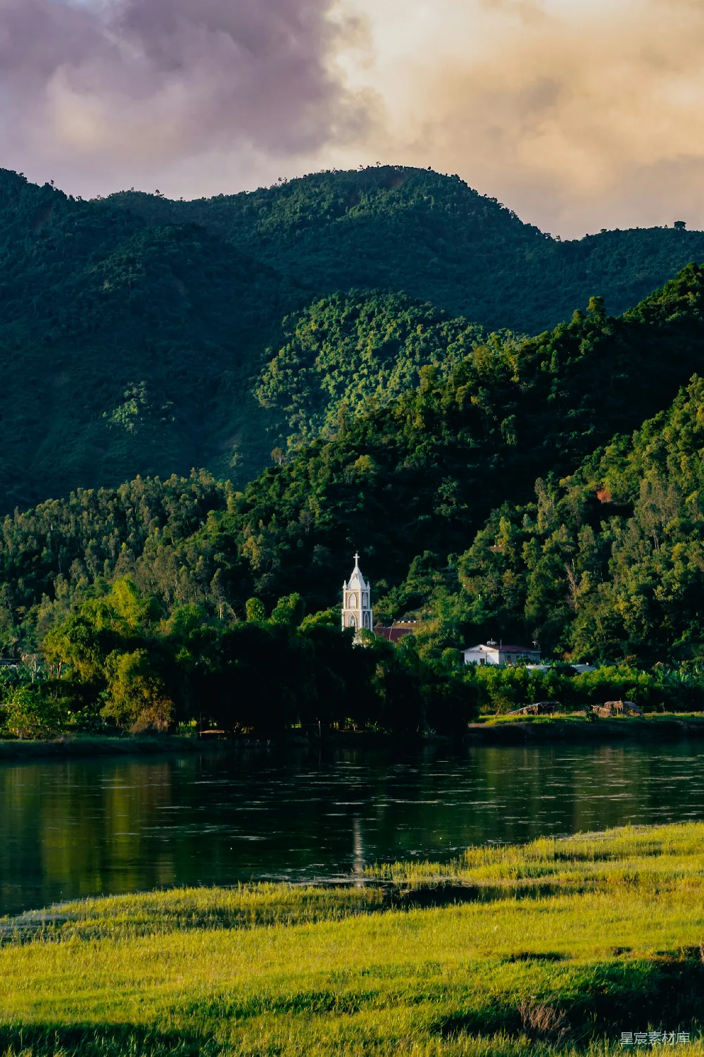 高清摄影 湖心一座小岛上的一座教堂