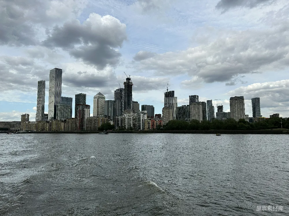 高清摄影  背景中有城市的广阔水域