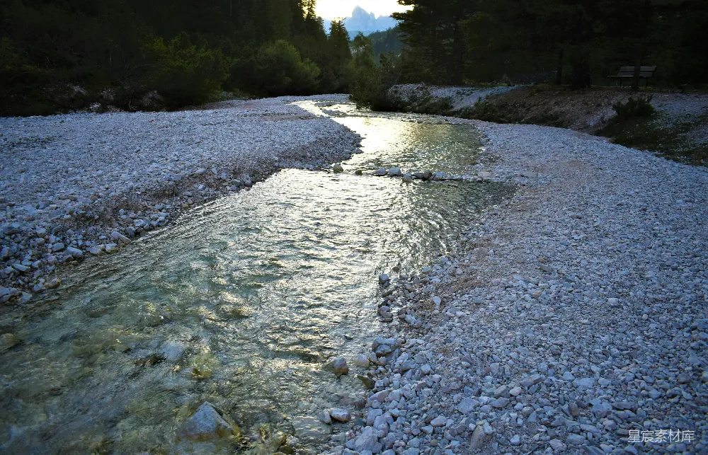 高清摄影 一条河流穿过满是岩石的森林